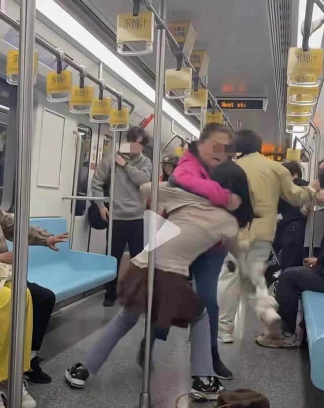 上海两女子地铁打架原视频曝光 老人太无理 上海两女子地铁打架原视频曝光 老人太无理