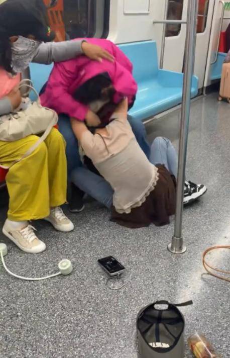 上海两女子地铁打架原视频曝光 老人太无理 上海两女子地铁打架原视频曝光 老人太无理