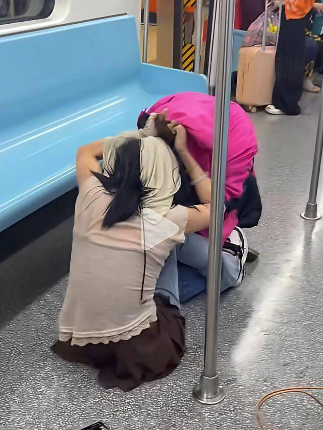 上海两女子地铁打架原视频曝光 老人太无理 上海两女子地铁打架原视频曝光 老人太无理