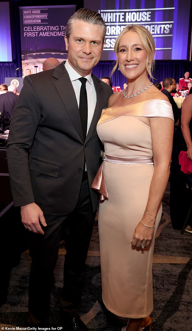 美防长夫人被指穿廉价中国电商裙赴宴 引热议 美防长夫人被指穿廉价中国电商裙赴宴 引热议