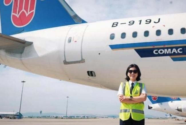 中国大飞机C919首位女机长顺利完成首飞 中国大飞机C919首位女机长顺利完成首飞