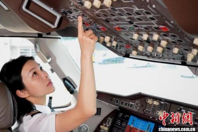 中国大飞机C919首位女机长顺利完成首飞 中国大飞机C919首位女机长顺利完成首飞