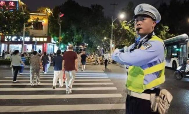 游客曝在上海街头“走路也罚款” 交管还原真相 游客曝在上海街头“走路也罚款” 交管还原真相