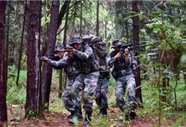 官媒晒中国爆红侦察兵影片 遭遇意外状况 官媒晒中国爆红侦察兵影片 遭遇意外状况