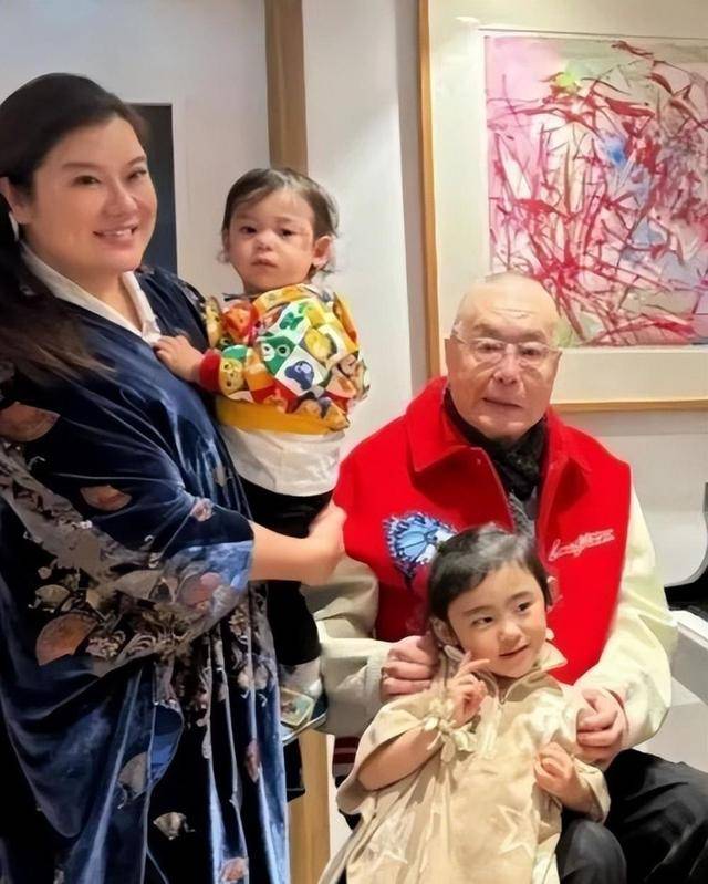 87岁刘诗昆 住美国600平豪宅 和三婚妻儿女双全 87岁刘诗昆 住美国600平豪宅 和三婚妻儿女双全