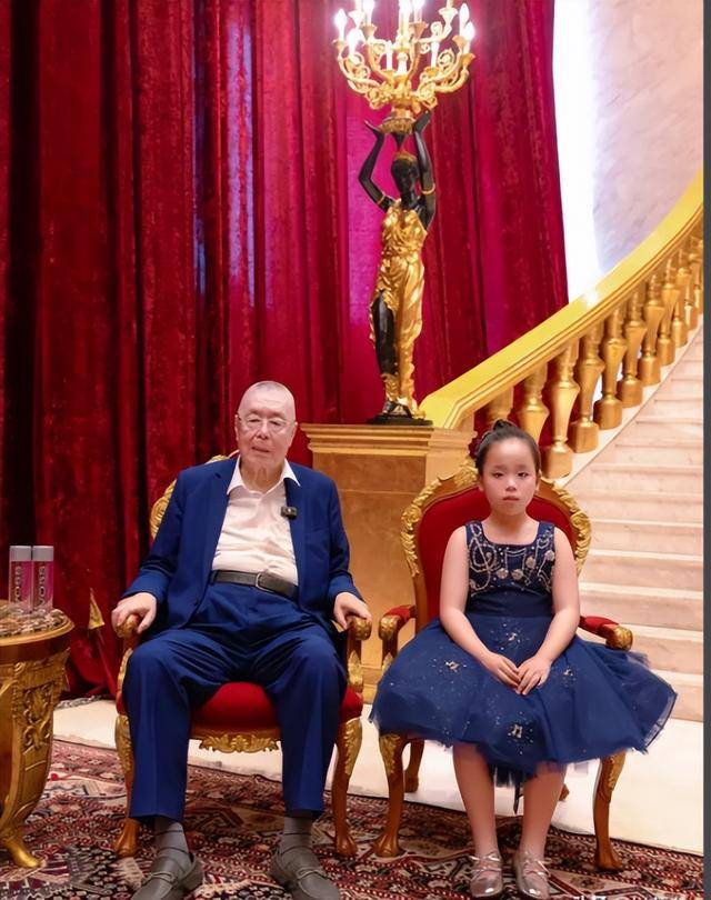 87岁刘诗昆 住美国600平豪宅 和三婚妻儿女双全 87岁刘诗昆 住美国600平豪宅 和三婚妻儿女双全