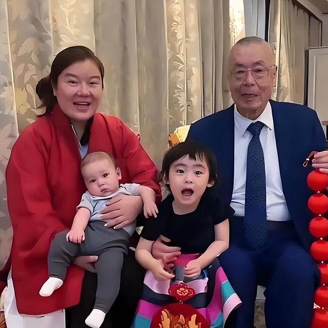 87岁刘诗昆 住美国600平豪宅 和三婚妻儿女双全 87岁刘诗昆 住美国600平豪宅 和三婚妻儿女双全