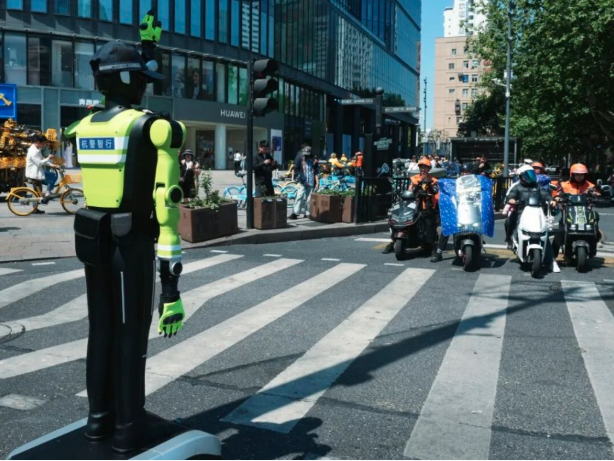中国首支!机器人交警正式上岗了 现场曝光 中国首支!机器人交警正式上岗了 现场曝光