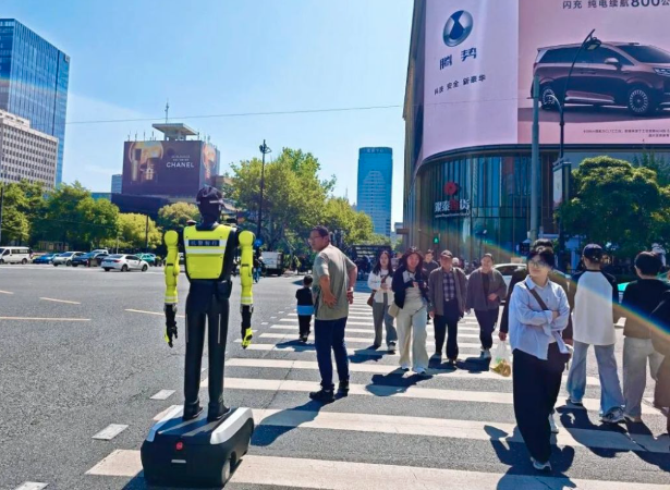 中国首支!机器人交警正式上岗了 现场曝光 中国首支!机器人交警正式上岗了 现场曝光