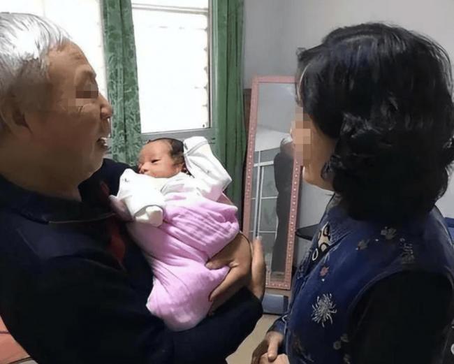 2014年一家四口在华山跳崖,留下2个月大的女儿 2014年一家四口在华山跳崖,留下2个月大的女儿