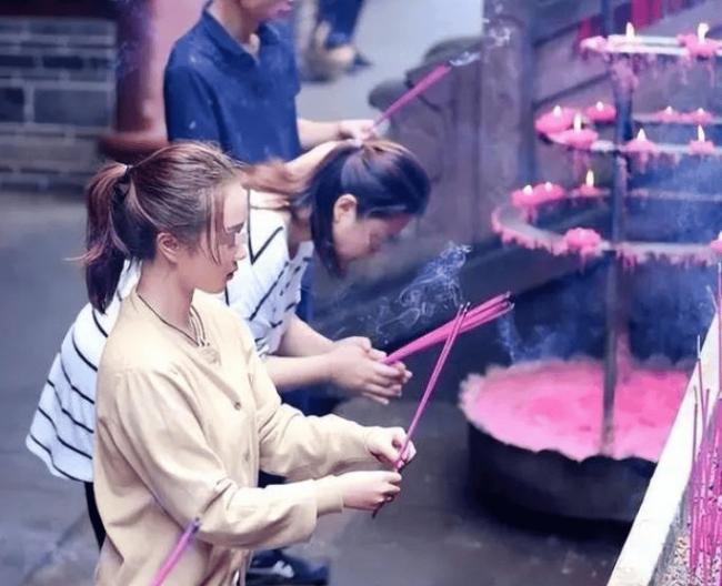 2014年一家四口在华山跳崖,留下2个月大的女儿 2014年一家四口在华山跳崖,留下2个月大的女儿