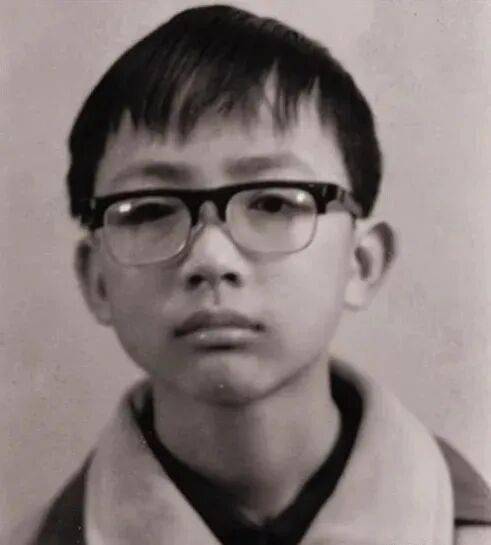 14岁救火牺牲的赖宁,如今照片被摘,雕像被拆 14岁救火牺牲的赖宁,如今照片被摘,雕像被拆