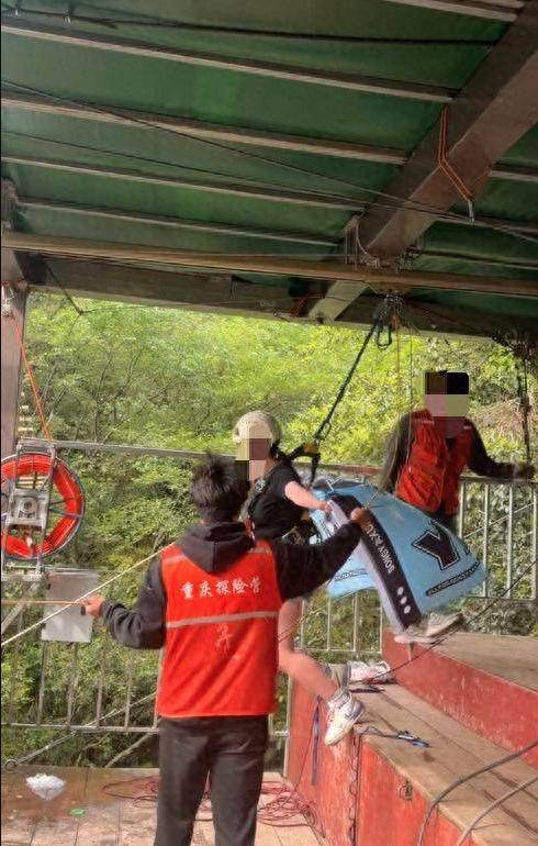 恐怖一幕:女子四川坐悬崖秋千 坠落身亡 恐怖一幕:女子四川坐悬崖秋千 坠落身亡