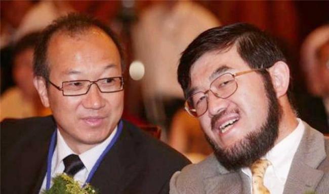 这位神秘大胡子,一手压着2位中国首富 这位神秘大胡子,一手压着2位中国首富