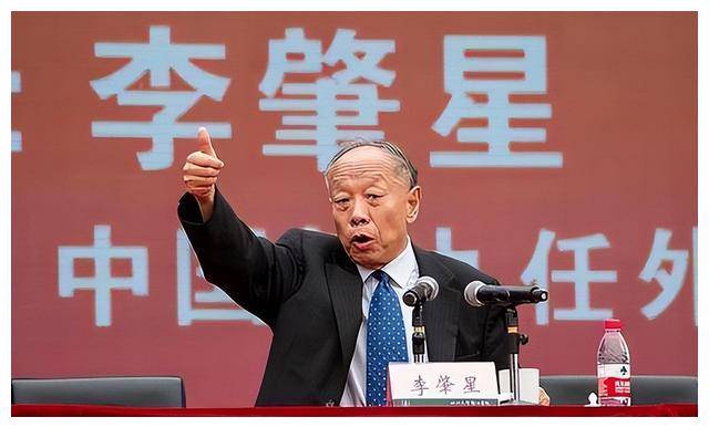 他是李肇星之子,娶了著名歌手阎维文的女儿 他是李肇星之子,娶了著名歌手阎维文的女儿