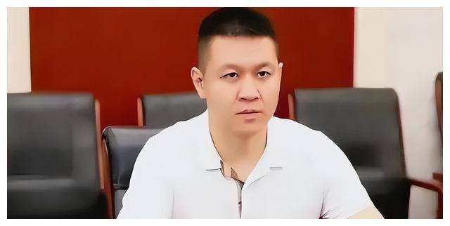 他是李肇星之子,娶了著名歌手阎维文的女儿 他是李肇星之子,娶了著名歌手阎维文的女儿