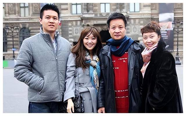 他是李肇星之子,娶了著名歌手阎维文的女儿 他是李肇星之子,娶了著名歌手阎维文的女儿