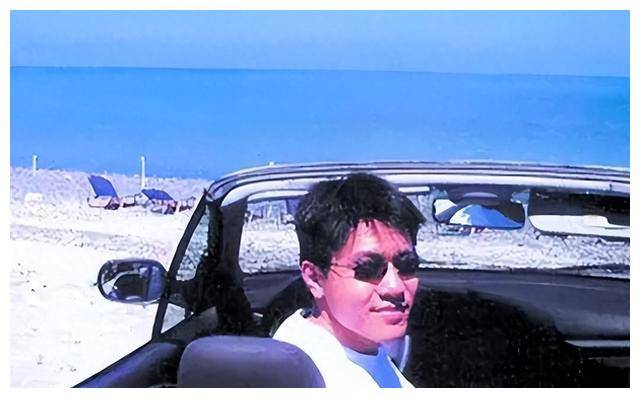 他是李肇星之子,娶了著名歌手阎维文的女儿 他是李肇星之子,娶了著名歌手阎维文的女儿