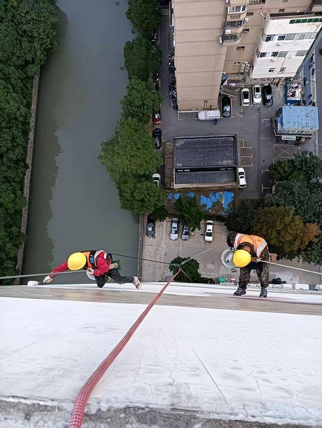 211高材生高空擦玻璃?作业过程中遭死亡威胁 211高材生高空擦玻璃?作业过程中遭死亡威胁