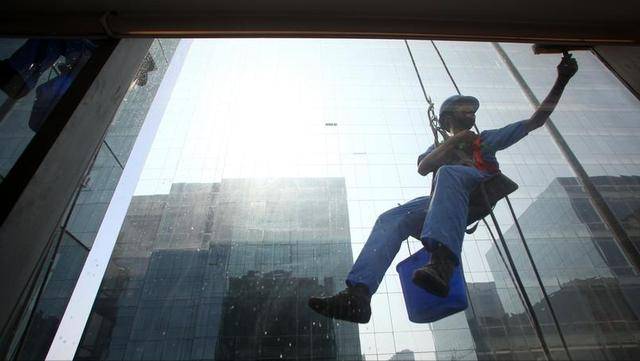 211高材生高空擦玻璃?作业过程中遭死亡威胁 211高材生高空擦玻璃?作业过程中遭死亡威胁