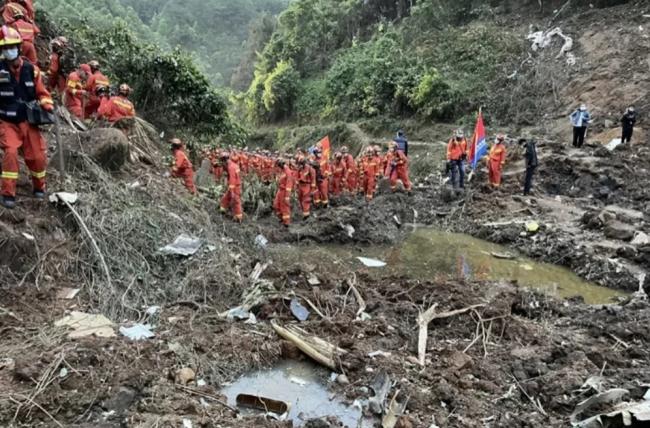 东航空难 疑是一名飞行员欲自杀 另一飞行员… 东航空难 疑是一名飞行员欲自杀 另一飞行员…