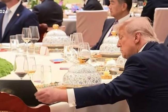 川普偷翻习“小本本” 视频曝光引热议 川普偷翻习“小本本” 视频曝光引热议