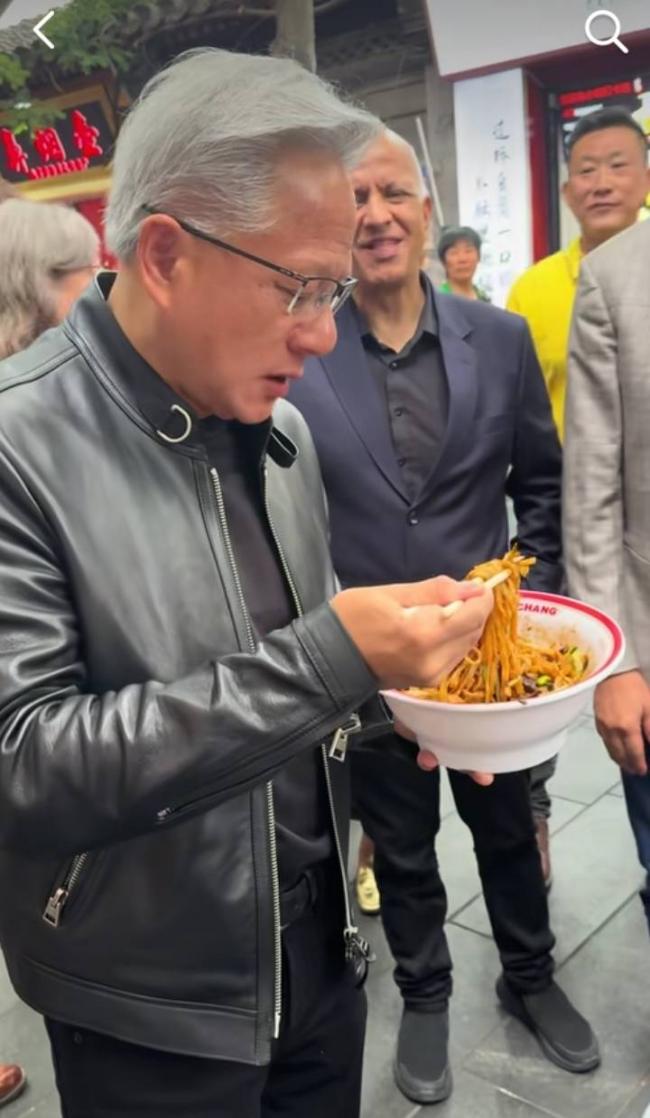黄仁勋品尝北京小吃 被这饮料惊到秀出表情包 黄仁勋品尝北京小吃 被这饮料惊到秀出表情包