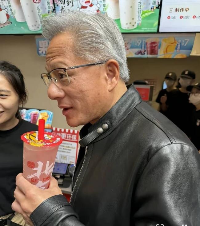 黄仁勋品尝北京小吃 被这饮料惊到秀出表情包 黄仁勋品尝北京小吃 被这饮料惊到秀出表情包