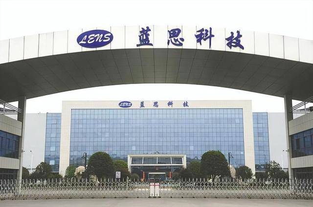 照片刷屏:坐在马斯克和库克中间的中国女人是谁 照片刷屏:坐在马斯克和库克中间的中国女人是谁