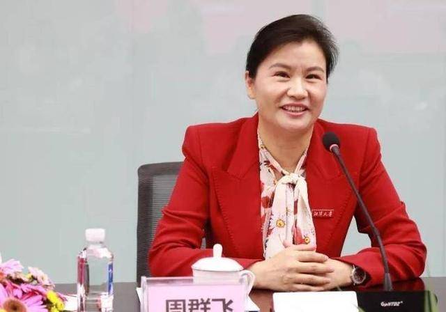 照片刷屏:坐在马斯克和库克中间的中国女人是谁 照片刷屏:坐在马斯克和库克中间的中国女人是谁