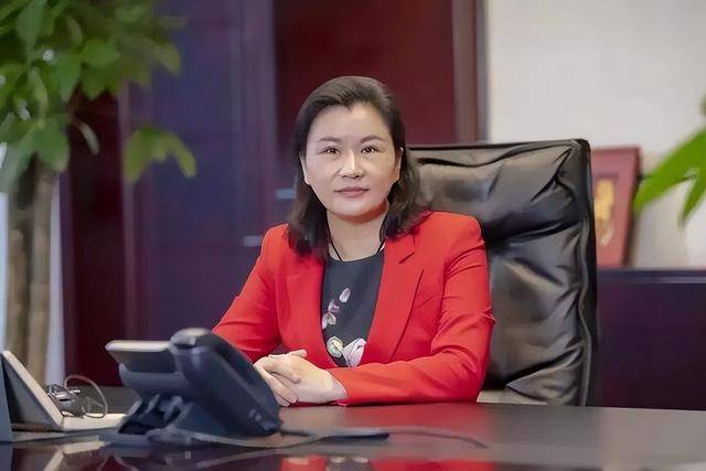 照片刷屏:坐在马斯克和库克中间的中国女人是谁 照片刷屏:坐在马斯克和库克中间的中国女人是谁