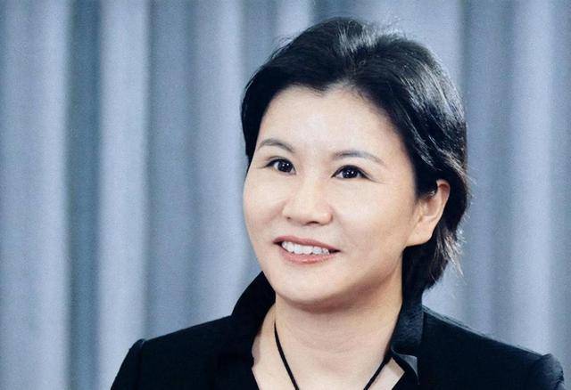 照片刷屏:坐在马斯克和库克中间的中国女人是谁 照片刷屏:坐在马斯克和库克中间的中国女人是谁