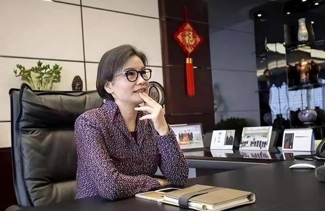 照片刷屏:坐在马斯克和库克中间的中国女人是谁 照片刷屏:坐在马斯克和库克中间的中国女人是谁