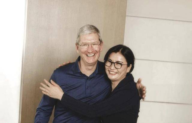 照片刷屏:坐在马斯克和库克中间的中国女人是谁 照片刷屏:坐在马斯克和库克中间的中国女人是谁