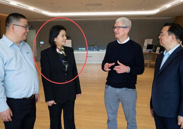 照片刷屏:坐在马斯克和库克中间的中国女人是谁 照片刷屏:坐在马斯克和库克中间的中国女人是谁