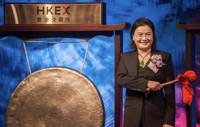 照片刷屏:坐在马斯克和库克中间的中国女人是谁 照片刷屏:坐在马斯克和库克中间的中国女人是谁