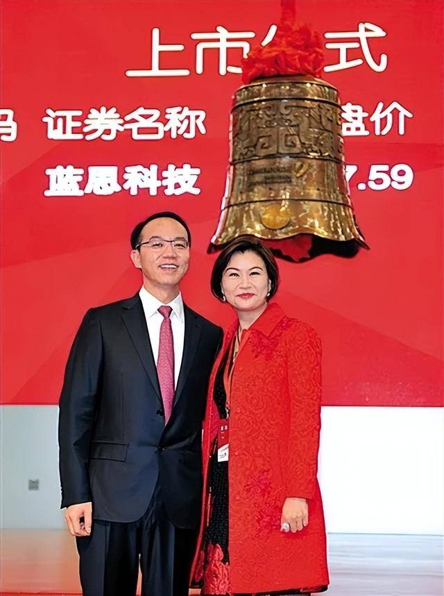 照片刷屏:坐在马斯克和库克中间的中国女人是谁 照片刷屏:坐在马斯克和库克中间的中国女人是谁