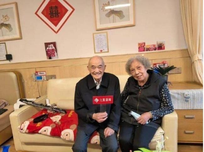 武汉103岁和86岁老人闪婚满周年 晒幸福生活 武汉103岁和86岁老人闪婚满周年 晒幸福生活