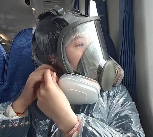 绿皮车现防毒面具?控烟小仙女夸张行径遭群嘲 绿皮车现防毒面具?控烟小仙女夸张行径遭群嘲