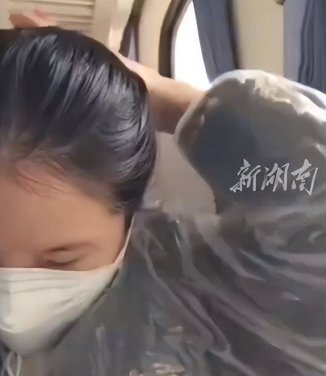 绿皮车现防毒面具?控烟小仙女夸张行径遭群嘲 绿皮车现防毒面具?控烟小仙女夸张行径遭群嘲