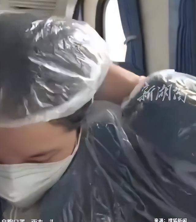 绿皮车现防毒面具?控烟小仙女夸张行径遭群嘲 绿皮车现防毒面具?控烟小仙女夸张行径遭群嘲