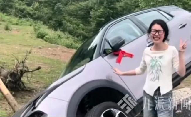 提新车第一天就开沟里 开心灿笑的女司机火了… 提新车第一天就开沟里 开心灿笑的女司机火了…
