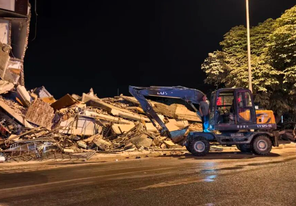 突发:广西地震楼房倒塌 已致3死1失联 现场曝光 突发:广西地震楼房倒塌 已致3死1失联 现场曝光
