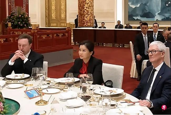 川习会国宴坐马斯克和库克之间 她出圈了 川习会国宴坐马斯克和库克之间 她出圈了
