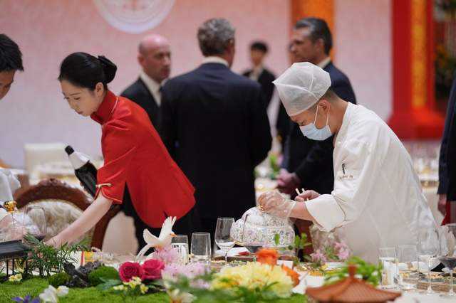 川普访华国宴大餐随心吃,爬天坛累到气喘 川普访华国宴大餐随心吃,爬天坛累到气喘