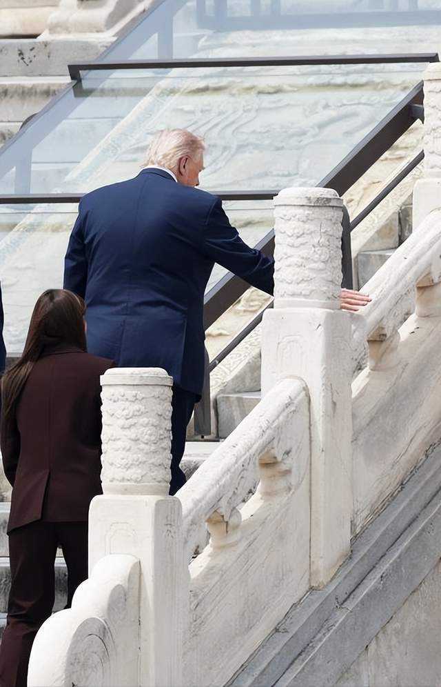 川普访华国宴大餐随心吃,爬天坛累到气喘 川普访华国宴大餐随心吃,爬天坛累到气喘