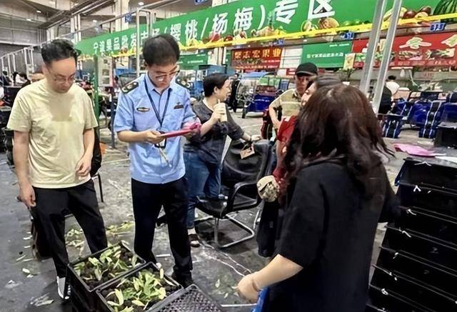 泡8000倍甜味剂!这水果塌房, 工人:我不敢吃 泡8000倍甜味剂!这水果塌房, 工人:我不敢吃