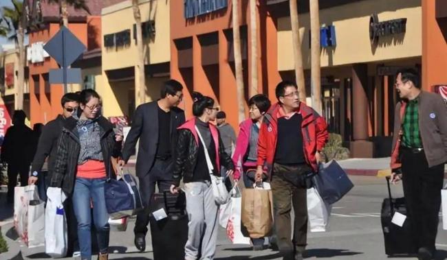 拿着旅游签的中国游客,来美后直奔3件事而去 拿着旅游签的中国游客,来美后直奔3件事而去