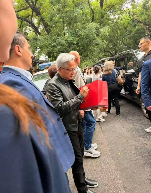 黄仁勋年轻时照片,他是越老越有魅力 黄仁勋年轻时照片,他是越老越有魅力