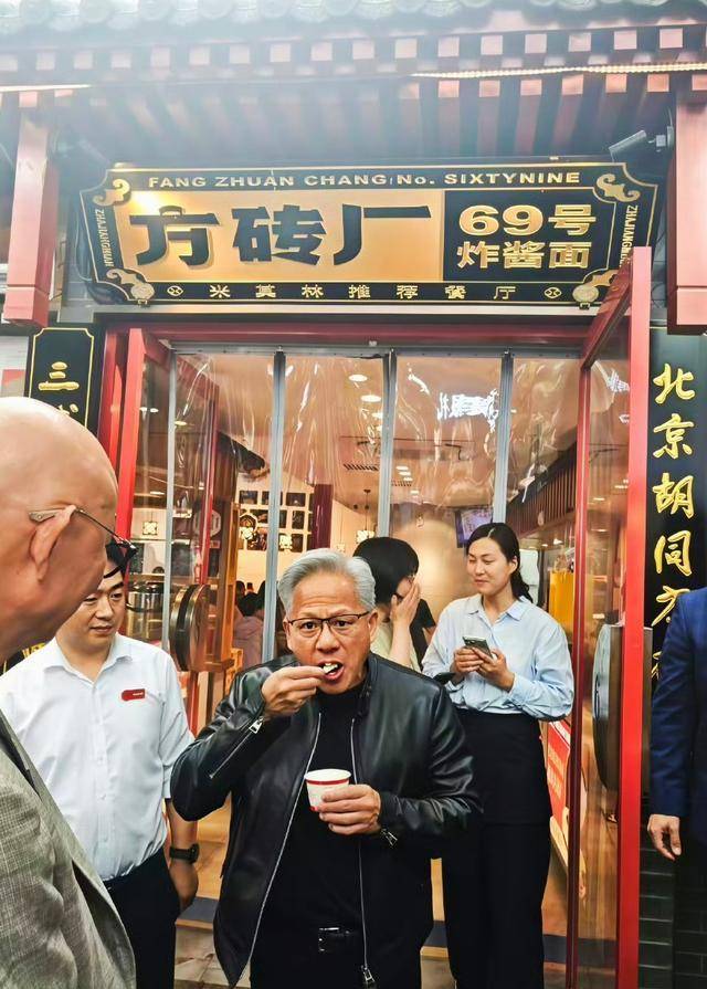 黄仁勋年轻时照片,他是越老越有魅力 黄仁勋年轻时照片,他是越老越有魅力